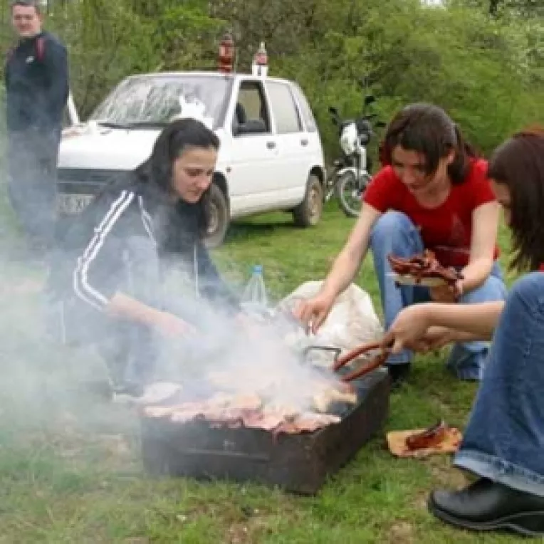 1 Mai vine cu promotii in marile magazine