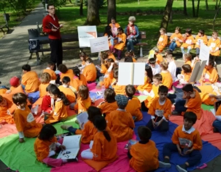 100 de copii la un flasmob pentru accesul la lectura al copiilor de la sate 