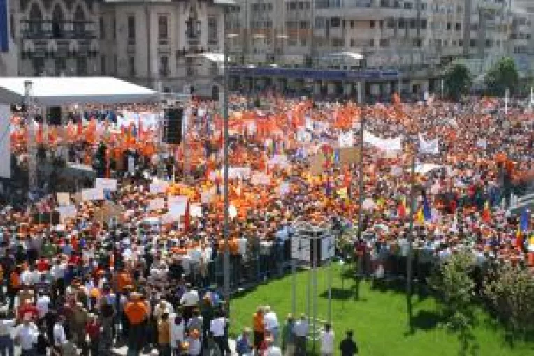 Basescu a scos oltenii in strada
