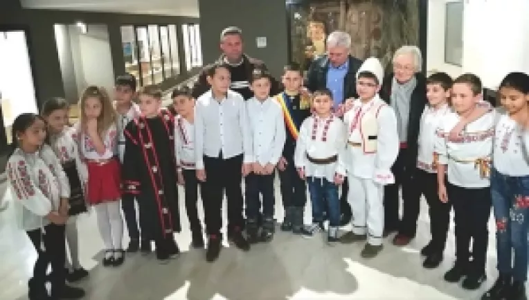 Copiii de la Liceul Danubius din Calarasi au oferit un spectacol emotionant legat de 160 de ani de la statul national unitar