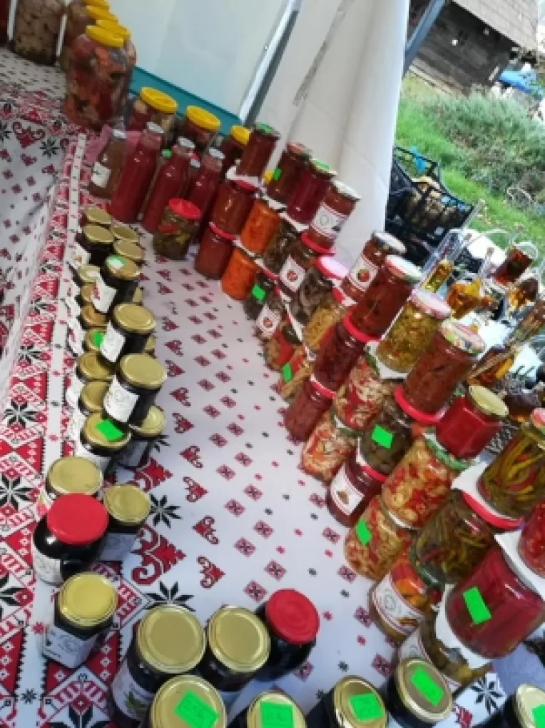 Costel din Itesti, Buftea: Muraturi diverse si trei soiuri de rosii, la Piata Taraneasca din curtea MTR!