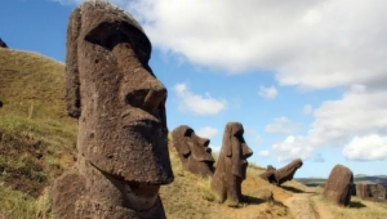 Insula Pastelui, care adaposteste cele mai misterioase statui din lume, ar putea fi inghitita de ape