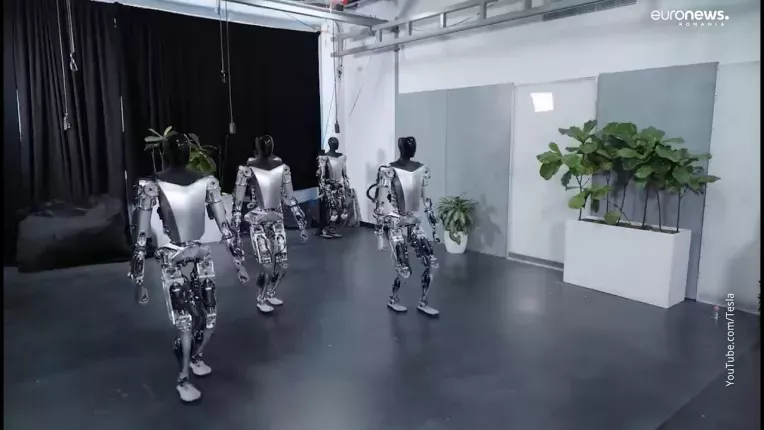Noi imagini cu robotul umanoid Tesla. Are capacitatea de a merge si a ridica obiecte