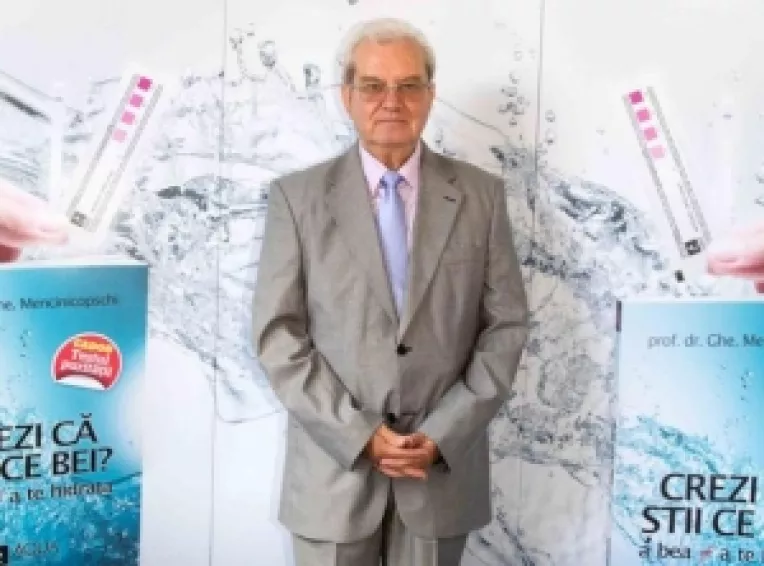 Recomandarea Profesorului Mencinicopschi : Hidratati-va cu apa vie din cirese, piersici, caise, zmeura, castraveti si rosii