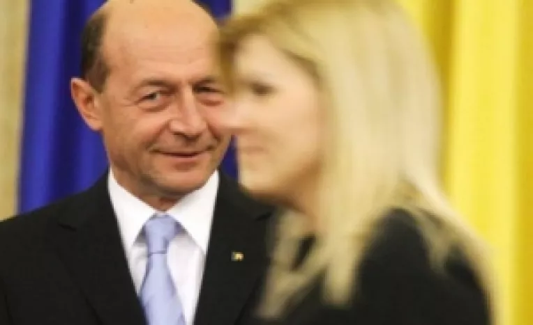 Rocada: Elena Udrea ii ia fata lui Traian Basescu