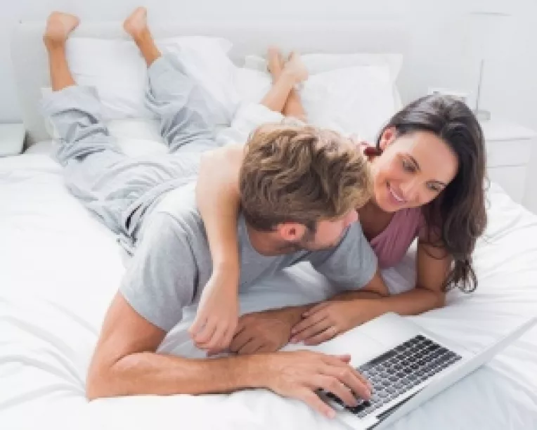 Stresul pe internet afecteaza diferit femeile si barbatii