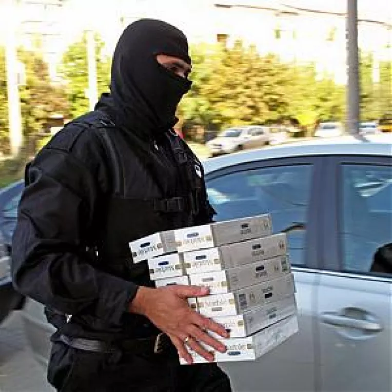 Subofiteri cercetati pentru contrabanda cu tigari.