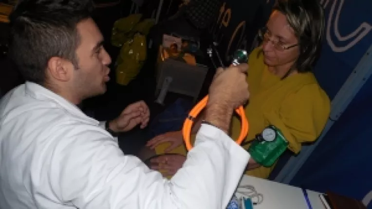 Testari gratuite de sanatate si sedinte gratuite de masaj, la cortul Uniqa Asigurari, la maratonul din Piata Constitutiei