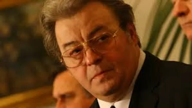 Trupul neinsufletit al poetului Corneliu Vadim Tudor a fost depus la capela cimitirului Ghencea